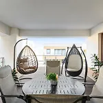 Apartman Elegant 2br Retreat In The Heart Of
