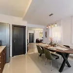 Elegant 2br Retreat In The Heart Of *