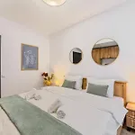 Elegant 2br Retreat In The Heart Of 아파트 브라쇼브