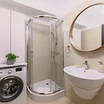 Elegant 2br Retreat In The Heart Of Apartman Brassó