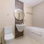 Apartman Elegant 2br Retreat In The Heart Of