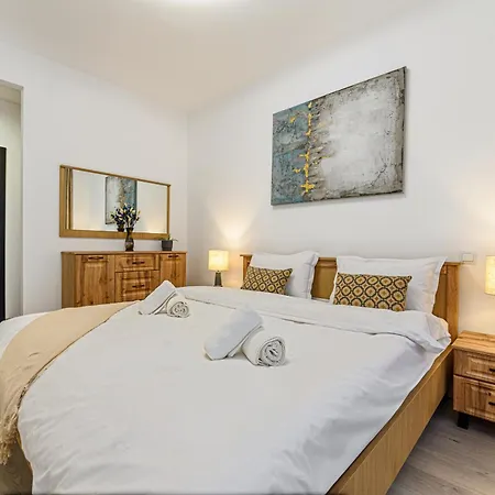 Elegant 2br Retreat In The Heart Of 아파트 브라쇼브