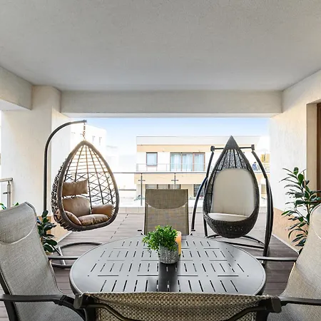 Апартаменты Elegant 2br Retreat In The Heart Of
