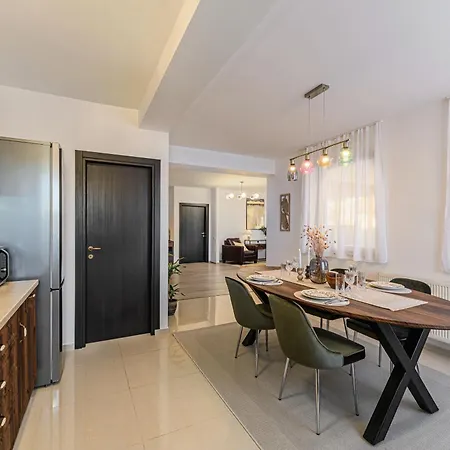 Elegant 2br Retreat In The Heart Of *