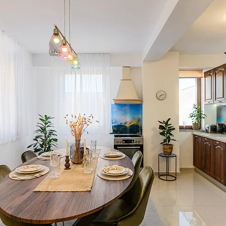 Elegant 2br Retreat In The Heart Of Apartment *