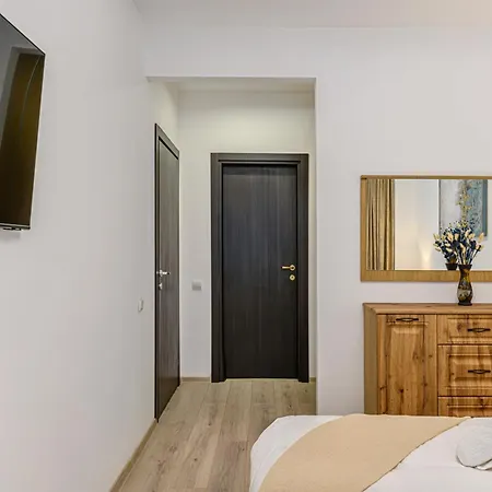 Elegant 2br Retreat In The Heart Of * Брашов