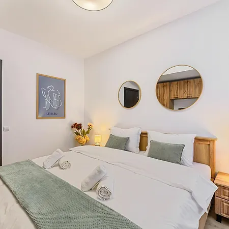 Elegant 2br Retreat In The Heart Of Апартаменты Брашов