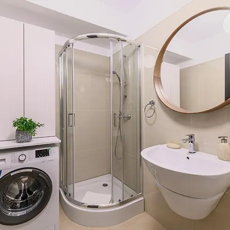 Elegant 2br Retreat In The Heart Of Appartamento Braşov