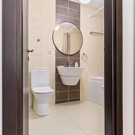 Elegant 2br Retreat In The Heart Of Appartamento *