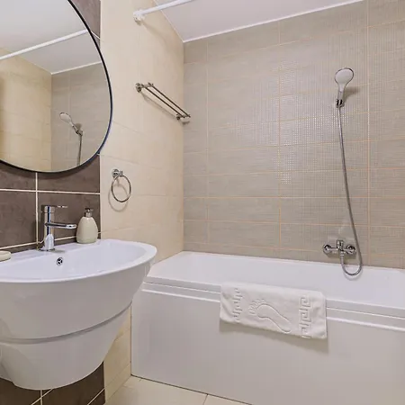 Elegant 2br Retreat In The Heart Of