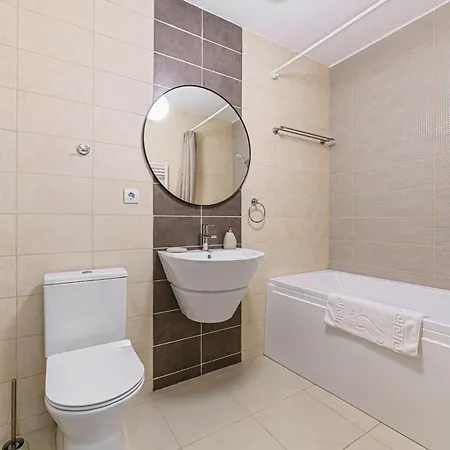 Appartamento Elegant 2br Retreat In The Heart Of