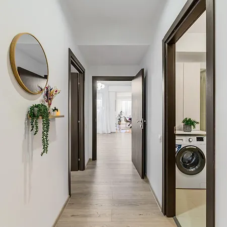 Elegant 2br Retreat In The Heart Of Appartamento Braşov