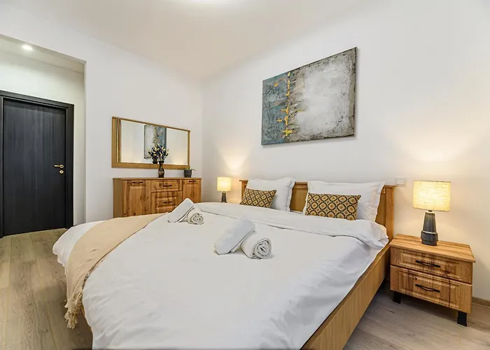 Elegant 2br Retreat In The Heart Of Apartament Brașov