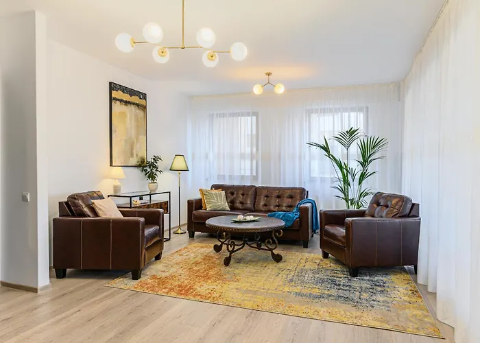 Elegant 2br Retreat In The Heart Of Appartamento Braşov