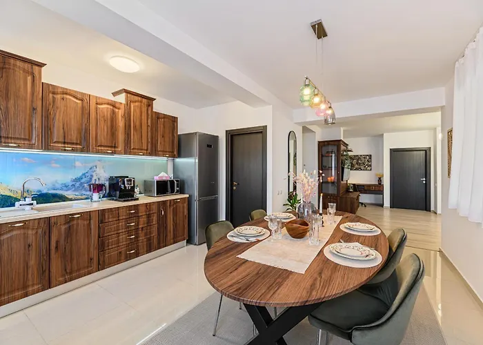 Appartamento Elegant 2br Retreat In The Heart Of