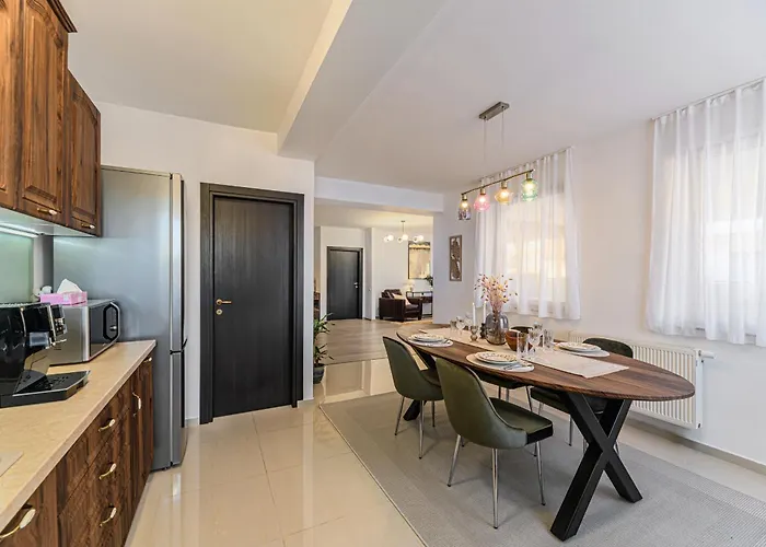 Elegant 2br Retreat In The Heart Of *