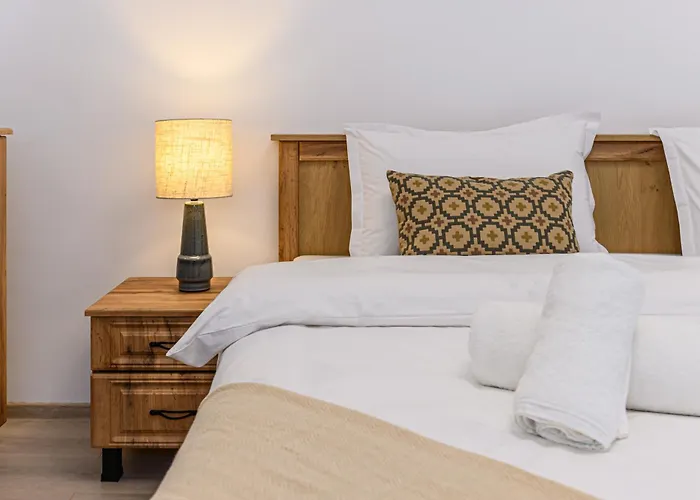 Elegant 2br Retreat In The Heart Of Apartament *