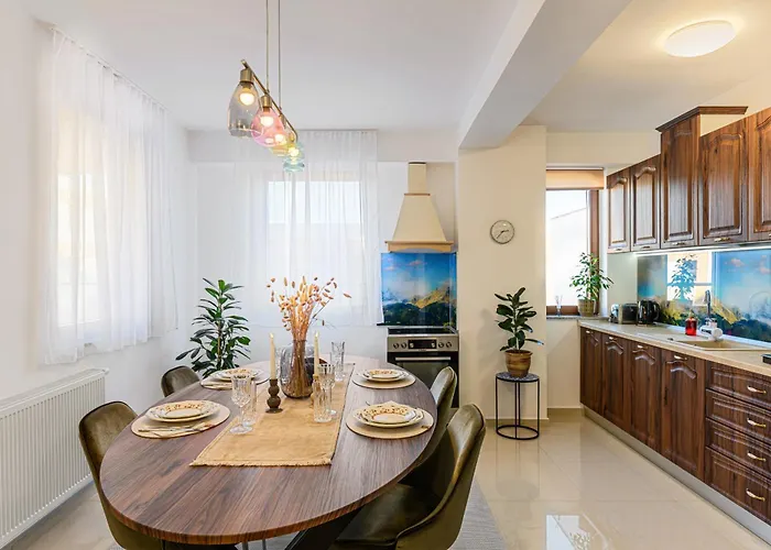 Elegant 2br Retreat In The Heart Of Appartamento *