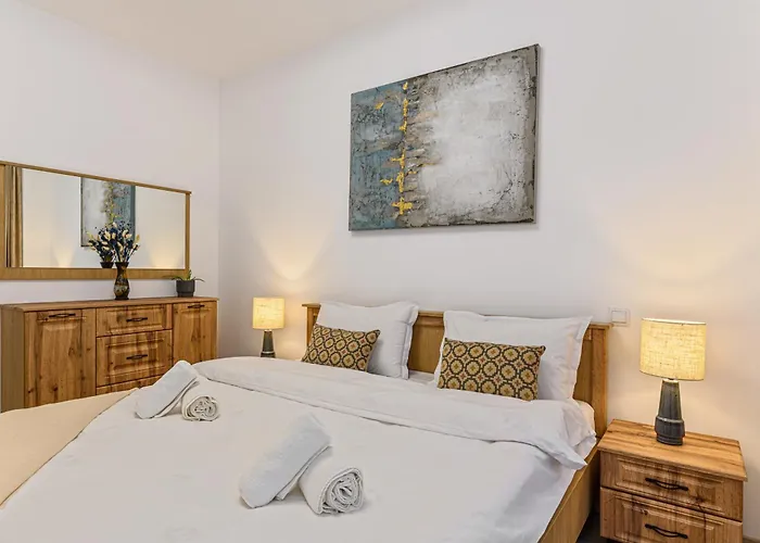 Elegant 2br Retreat In The Heart Of Apartament