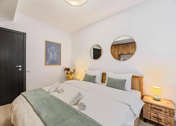 Elegant 2br Retreat In The Heart Of Apartament Brașov