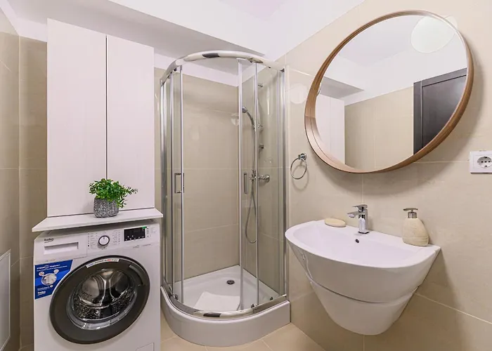 Elegant 2br Retreat In The Heart Of Appartamento Braşov