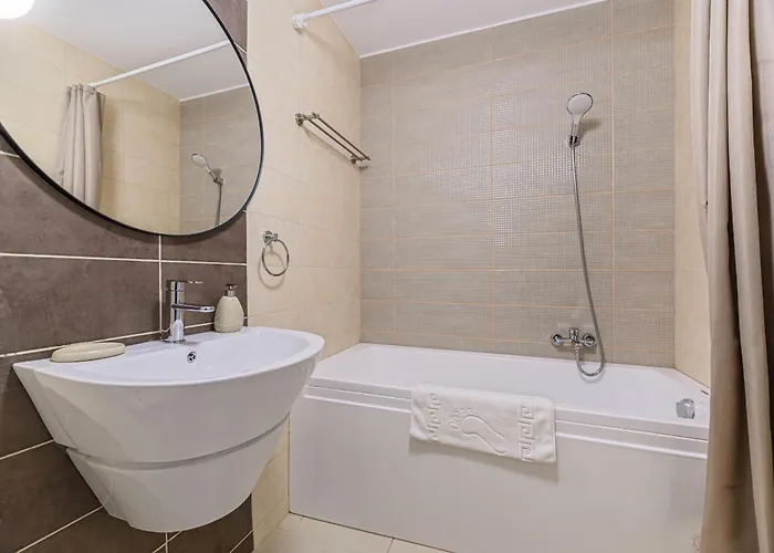 Elegant 2br Retreat In The Heart Of